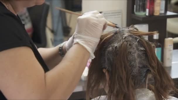 Розмальовка волосся жінки — стокове відео