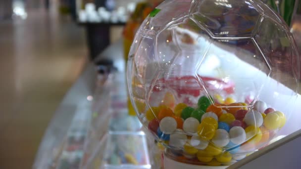 Выбор конфеты в торговом центре — стоковое видео