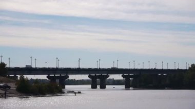 Otomobil akşam köprüsüyle Panoraması