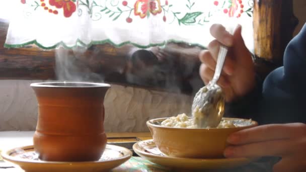 Porige de avena por la mañana en el café étnico — Vídeos de Stock