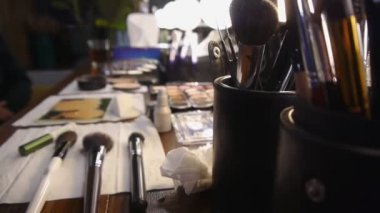 Aynaya makyaj odasında yakınındaki fırça seti