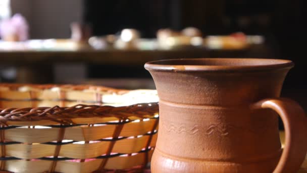 Tazza di argilla sul tavolo nel caffè etnico — Video Stock