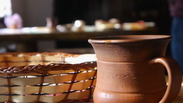 Taza de arcilla sobre la mesa en el café étnico1 — Vídeo de stock