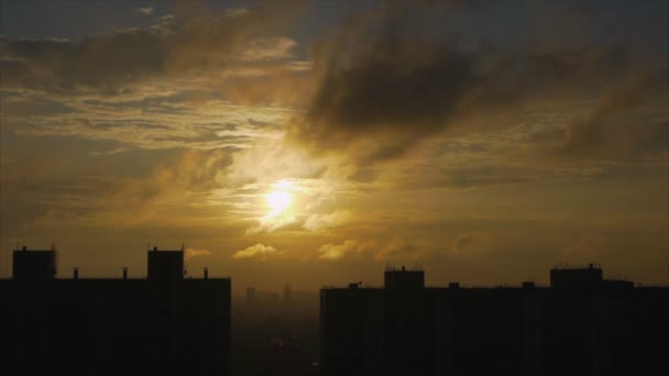 Stadt bei goldenem Sonnenaufgang — Stockvideo