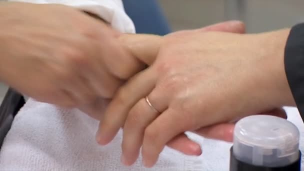 Manicurista manos haciendo masaje de manos — Vídeo de stock
