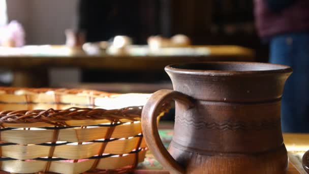 Caneca de barro em Caffee — Vídeo de Stock