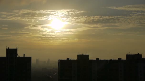 Goldener Morgenhimmel in der Stadt — Stockvideo