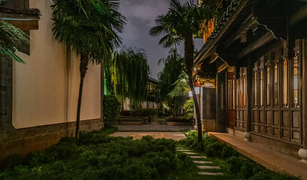 Китайское здание ночью — стоковое фото