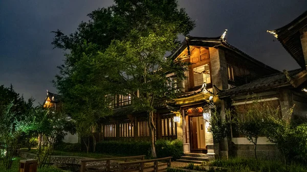 Китайское здание ночью — стоковое фото