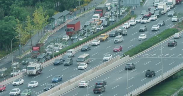 Trafik på motorväg — Stockvideo