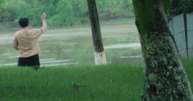 Kuş ve parktaki insanlar.