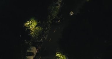 Yoldan geçen arabaların olduğu şehir caddesi