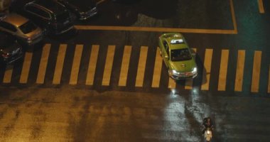 Yoldan geçen arabaların olduğu şehir caddesi