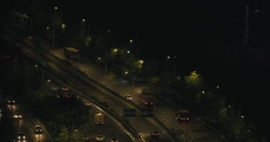 Yoldan geçen arabaların olduğu şehir caddesi