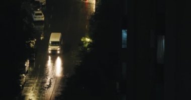 Yoldan geçen arabaların olduğu şehir caddesi