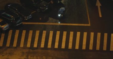 Yoldan geçen arabaların olduğu şehir caddesi