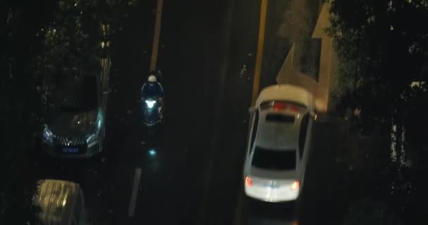 Rua urbana com carros de passagem — Vídeo de Stock