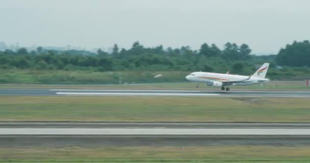 Προσγείωση της Xizang Airline στο αεροδρόμιο Suangliu, Κίνα — Αρχείο Βίντεο