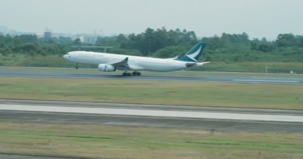 Cathay Pacific Airways lądujące na lotnisku Suangliu, Chiny — Wideo stockowe