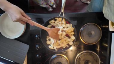 Akşam yemeği için ev yapımı Karnabahar Tabağı yapıyorum. Yüksek kalite 4k görüntü