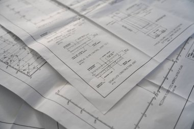 Teknik Çizim Üzerine Renkli Kalemleri ve Vurgulayıcıları Olan Mimari Taslak