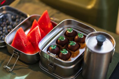 Metal Hediye Kutusundaki Çeşit El Yapımı Çikolatalı Bonbonlar