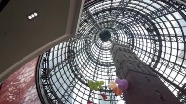 Melbourne Merkez Alışveriş Merkezi Avustralya 'da Cam Kubbe Altında Renkli Asma Sanat Kurulumu