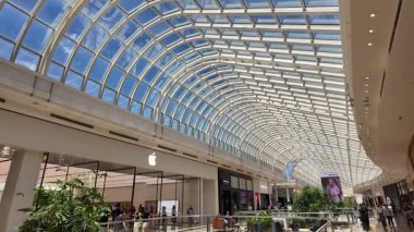 Melbourne Avustralya 'daki en büyük alışveriş merkezi Chadstone Alışveriş Merkezi' nin iç manzarası