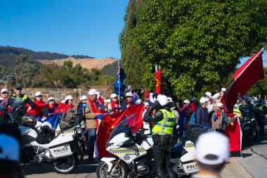Çin Başbakanı, Polis Güvenliği ve Destekçileriyle Resmi Ziyaret İçin Avustralya 'ya Geldi