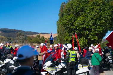 Çin Başbakanı, Polis Güvenliği ve Destekçileriyle Resmi Ziyaret İçin Avustralya 'ya Geldi