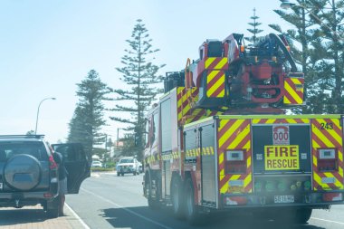 Adelaide Sahili yakınlarındaki Bushland Kıyı şeridinde ahşap kaldırım