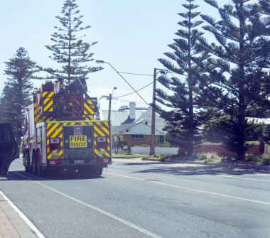 Adelaide Sahili yakınlarındaki Bushland Kıyı şeridinde ahşap kaldırım