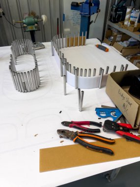 Eğri Akrilik Harf Biçimleri Atölyede 3B İmza Üretimi İçin Şekil Verildi