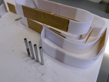 Eğri Akrilik Harf Biçimleri Atölyede 3B İmza Üretimi İçin Şekil Verildi