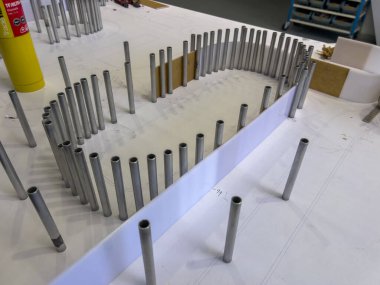 Eğri Akrilik Harf Biçimleri Atölyede 3B İmza Üretimi İçin Şekil Verildi