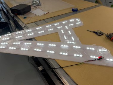 Çalışma tezgahındaki LED Işık Soyunma Paneli Kurulum Sürecini Kapat