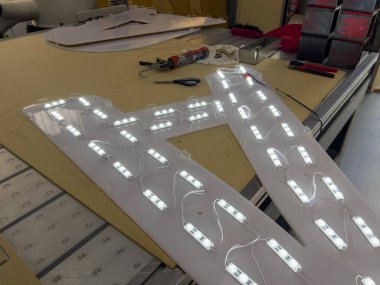 Çalışma tezgahındaki LED Işık Soyunma Paneli Kurulum Sürecini Kapat