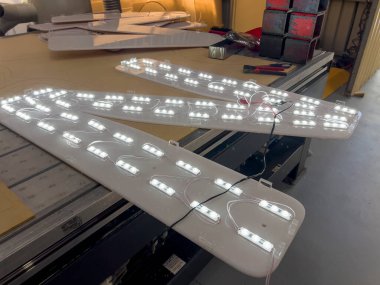 Çalışma tezgahındaki LED Işık Soyunma Paneli Kurulum Sürecini Kapat