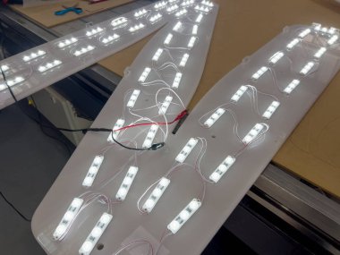 Çalışma tezgahındaki LED Işık Soyunma Paneli Kurulum Sürecini Kapat