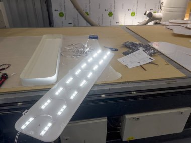 Çalışma tezgahındaki LED Işık Soyunma Paneli Kurulum Sürecini Kapat