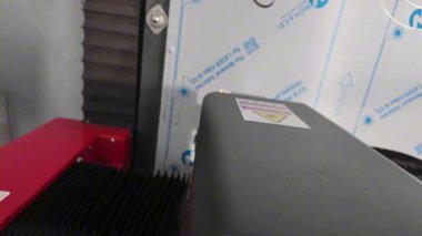 Modern bir atölyede Yüksek Hassas Endüstriyel Lazer Kesme Makinesi Akrilik Sayfa İşleme