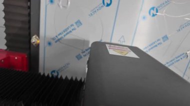 Modern bir atölyede Yüksek Hassas Endüstriyel Lazer Kesme Makinesi Akrilik Sayfa İşleme