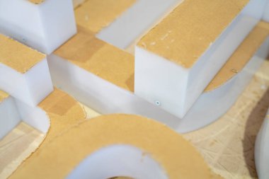 İmza Üretim Atölyesinde Sarı Koruyucu Maske Sayfası ile Acrylik 3D Harfler