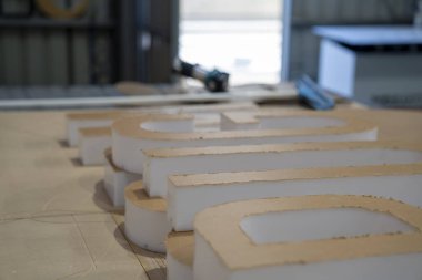 İmza Üretim Atölyesinde Sarı Koruyucu Maske Sayfası ile Acrylik 3D Harfler