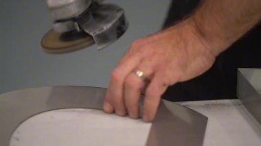 Atölyede Öğütücü Metal Harfler