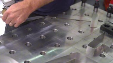 İşaret Atölyesindeki El Bilgisayarı Yönlendiricisi Kullanılarak 3D Acrylic Harfleri Yönlendirme ve Şekillendirme