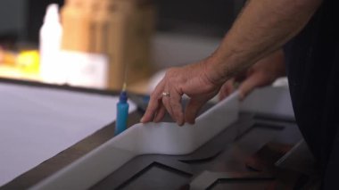 Acrylic 3B İmza Harflerini Birleştirmeye Yapıştırıcı Uygulayan İşçi