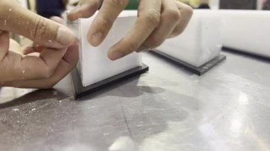 İmza Üretimi Atölyesi için Akrilik 3B Kanal Harf Toplama Süreci