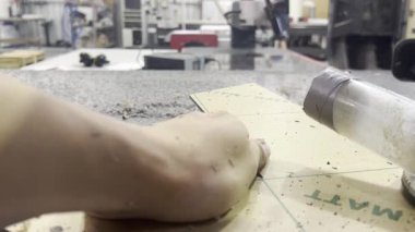 İşaret Atölyesindeki El Bilgisayarı Yönlendiricisi Kullanılarak 3D Acrylic Harfleri Yönlendirme ve Şekillendirme