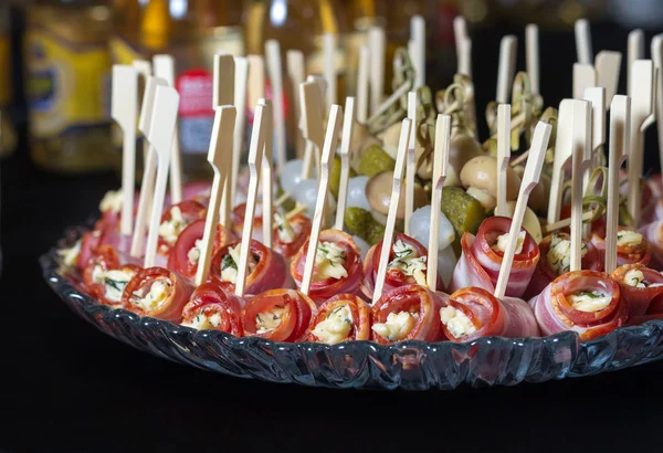 Rollos de jamón y queso en un pincho de madera —  Fotos de Stock